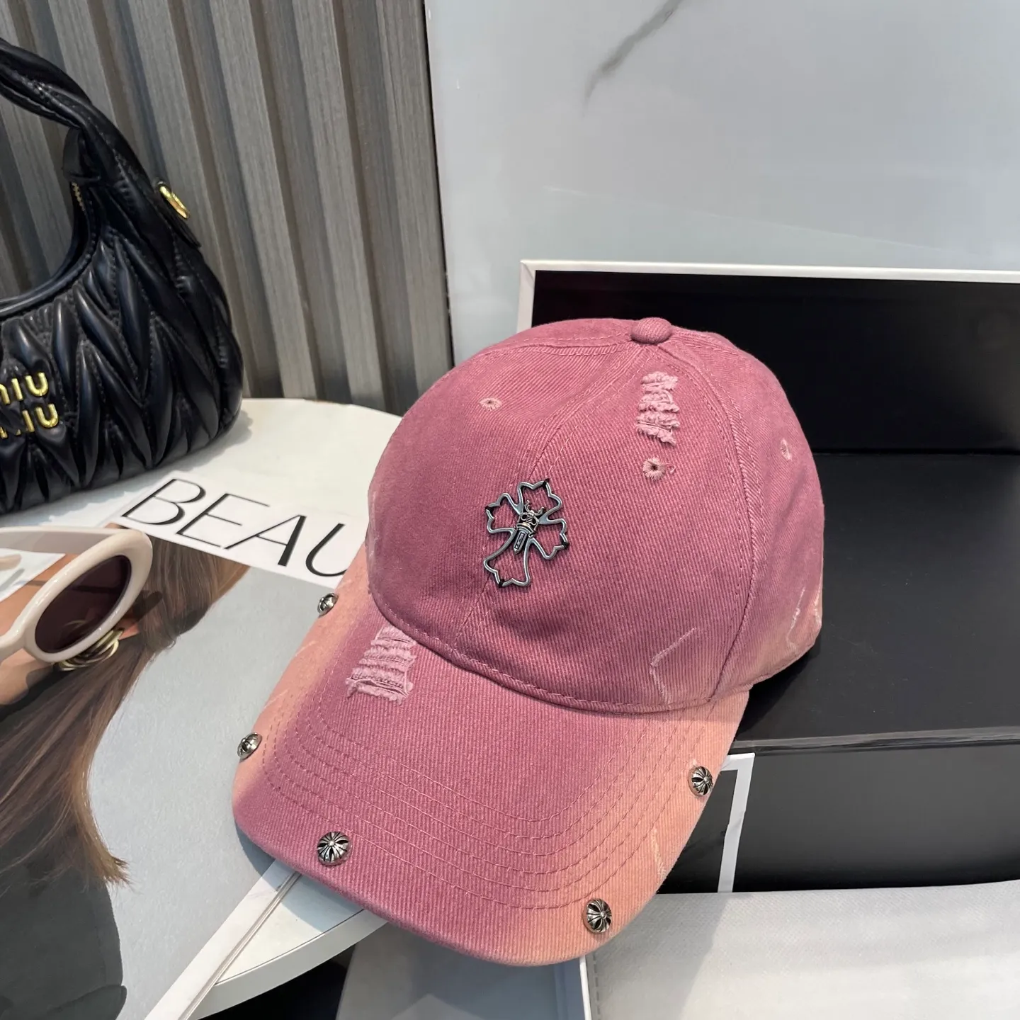 P80 Crow Heart 🆕🆕25 new baseball cap, personalized fashionable classic cross logo, casual with a cool feeling, unisex style, same style for men and women! Very easy to match! Head circumference: 56-58cm is available